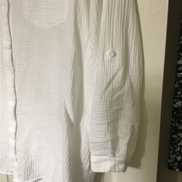Side Stitch button down oversized white shirt, size M. Roll up sleeves. Like New - Picture 5 of 7
